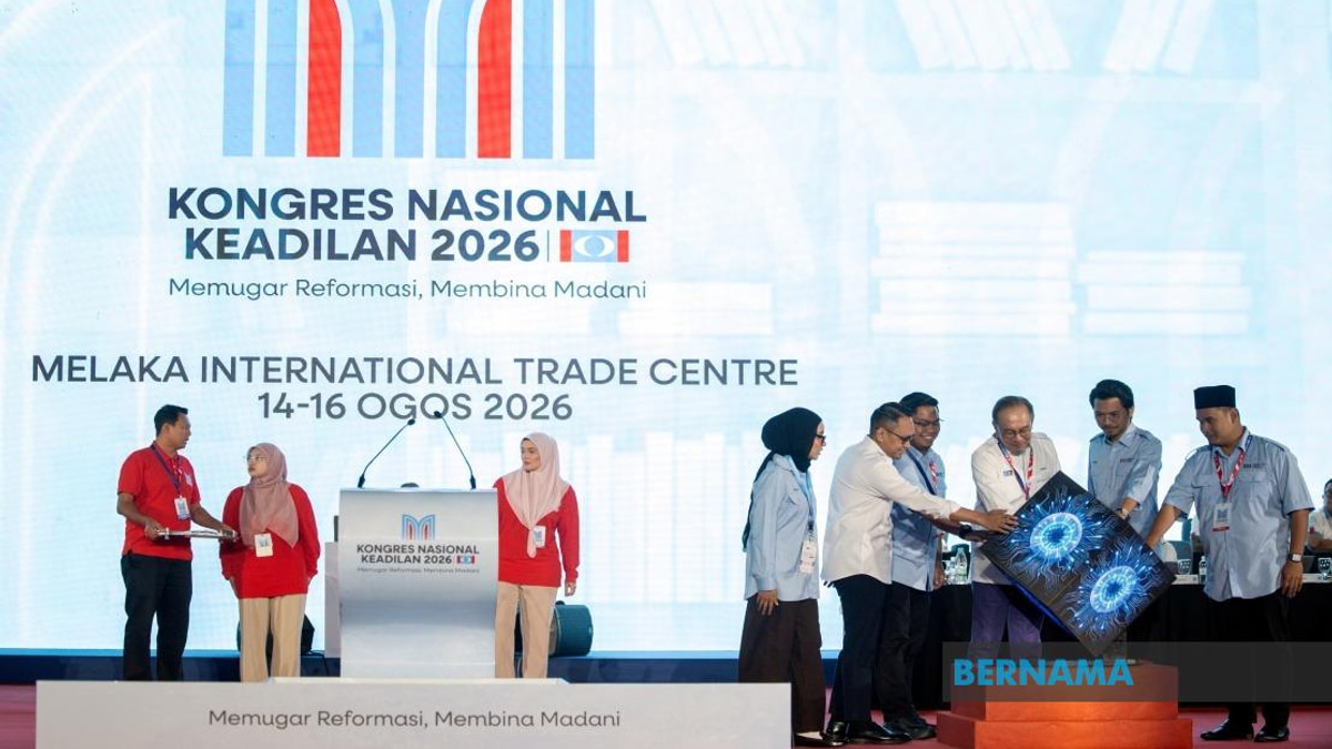 Anwar Launches AMK Publication on Nation-Building and Youth Leadership
