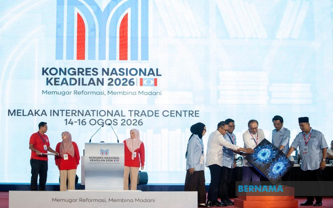 Anwar Launches AMK Publication on Nation-Building and Youth Leadership