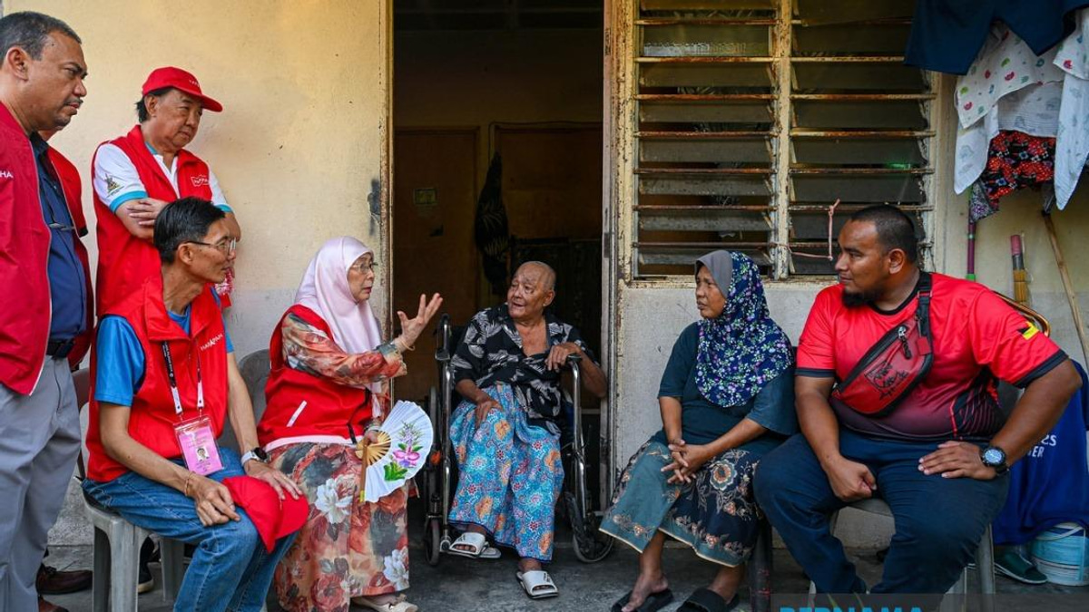 Wan Azizah Reaches Out to Elderly Couple Struggling with Health and Finances in Chuah Constituency