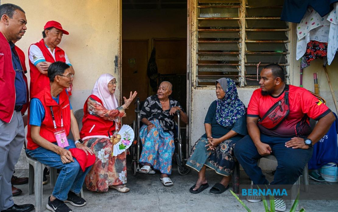 Wan Azizah Reaches Out to Elderly Couple Struggling with Health and Finances in Chuah Constituency
