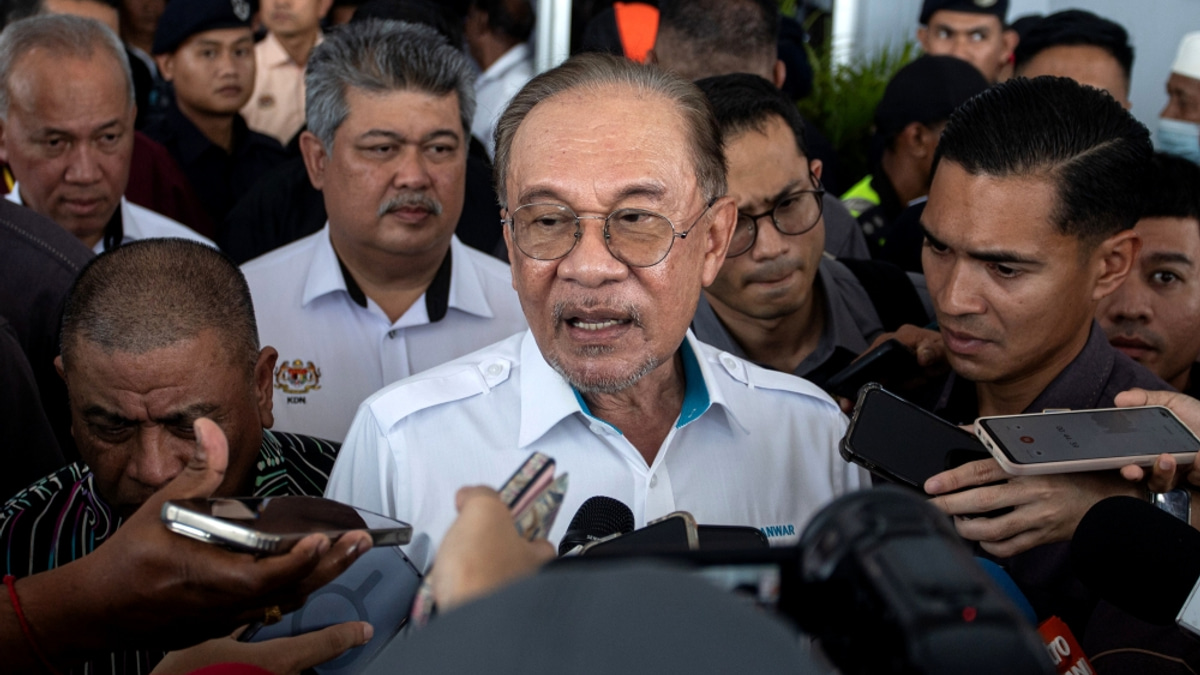 Anwar Defends KWAP's eFishery Investment Loss, Points to Broader Profitability