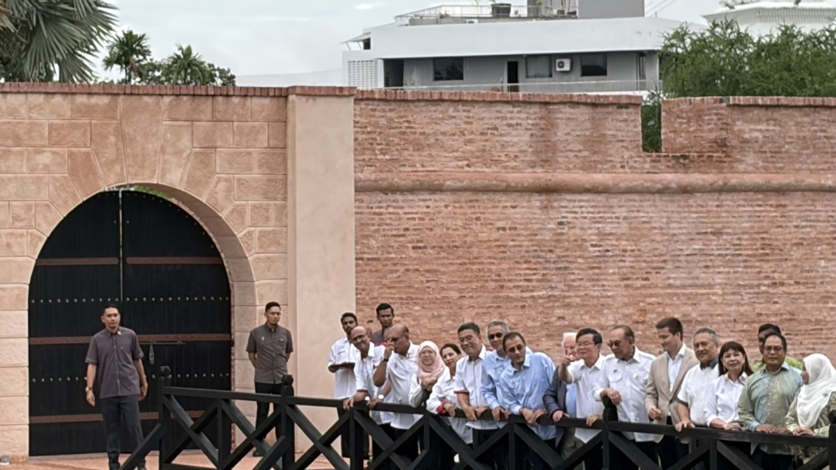 Anwar Calls for Historical Reframing to Centre Malaysian Narrative
