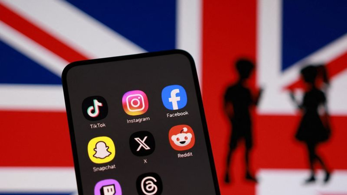 UK to impose midnight social media curfew for teenagers aged 16-17