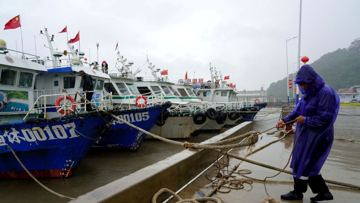 Zhejiang Escalates Storm Readiness as Typhoon Dolphin Closes In on Eastern China
