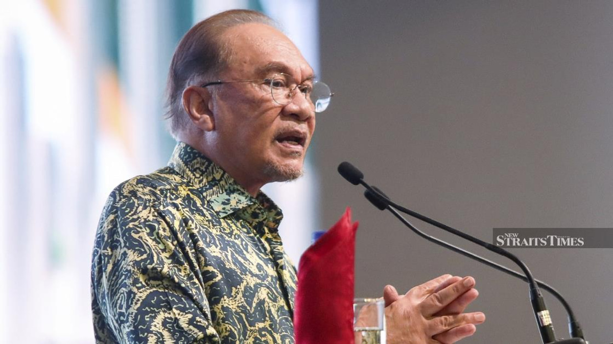 PM Anwar calls on youths to shun divisive ideologies and build bridges with government
