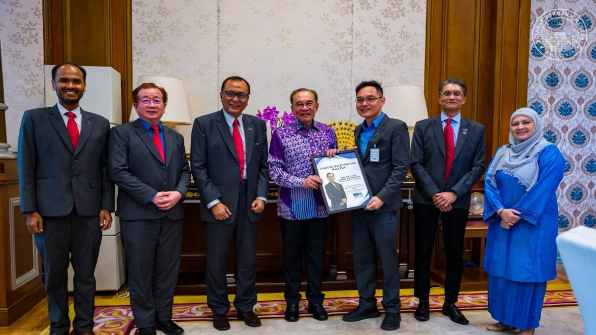 AI Skills and Professional Development Drive PM Anwar's Agenda with Malaysian Professional Centre