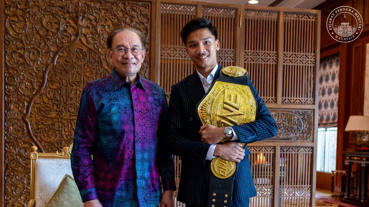 PM Anwar Hails Aliff Rakib's Historic ONE Muay Thai World Championship Victory