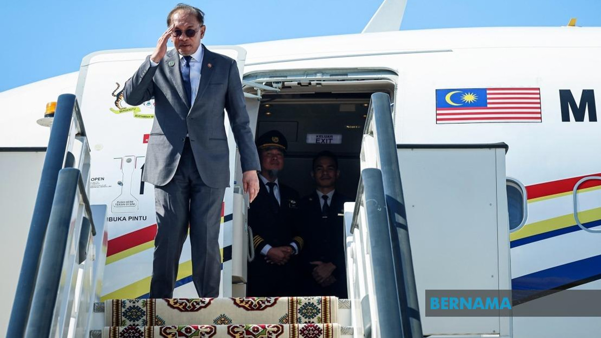 Anwar Returns from Turkmenistan to Grace Penang With Factory Opening and Media Awards Ceremony