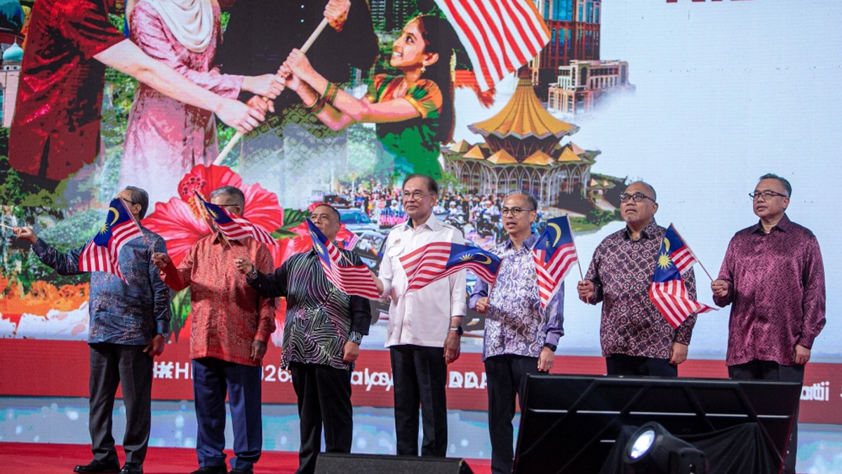 Anwar Calls on Malaysian Youth to Honour the Legacy of Independence Struggle