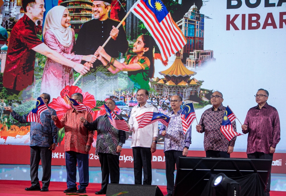 Anwar Calls on Malaysian Youth to Honour the Legacy of Independence Struggle