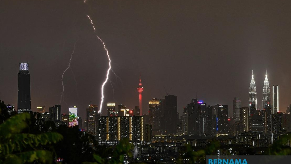 Thunderstorm and Heavy Rain Alert Issued for KL and Eight States Until Evening