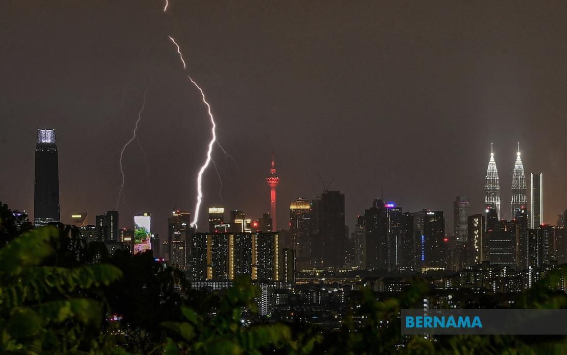 Thunderstorm and Heavy Rain Alert Issued for KL and Eight States Until Evening