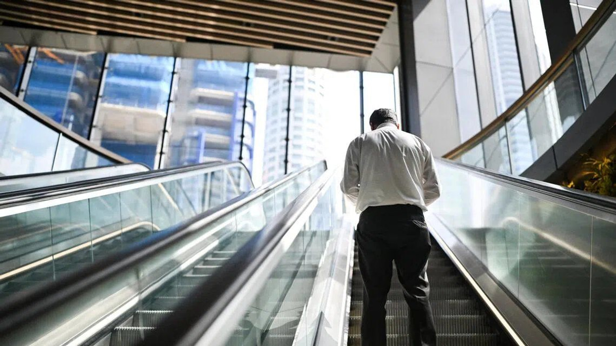 South Korea's Great Escalator Divide: Nation Grapples With Standing versus Walking Debate