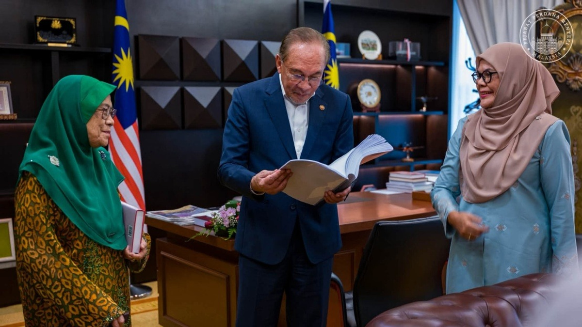 Anwar's New Book Aims to Preserve His Political Philosophy for Future Leaders