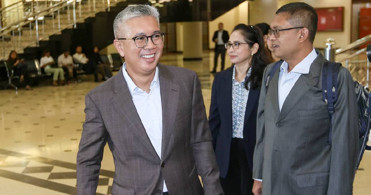 Muhyiddin Put Forward 54 Contractors for Jana Wibawa, Says Tengku Zafrul