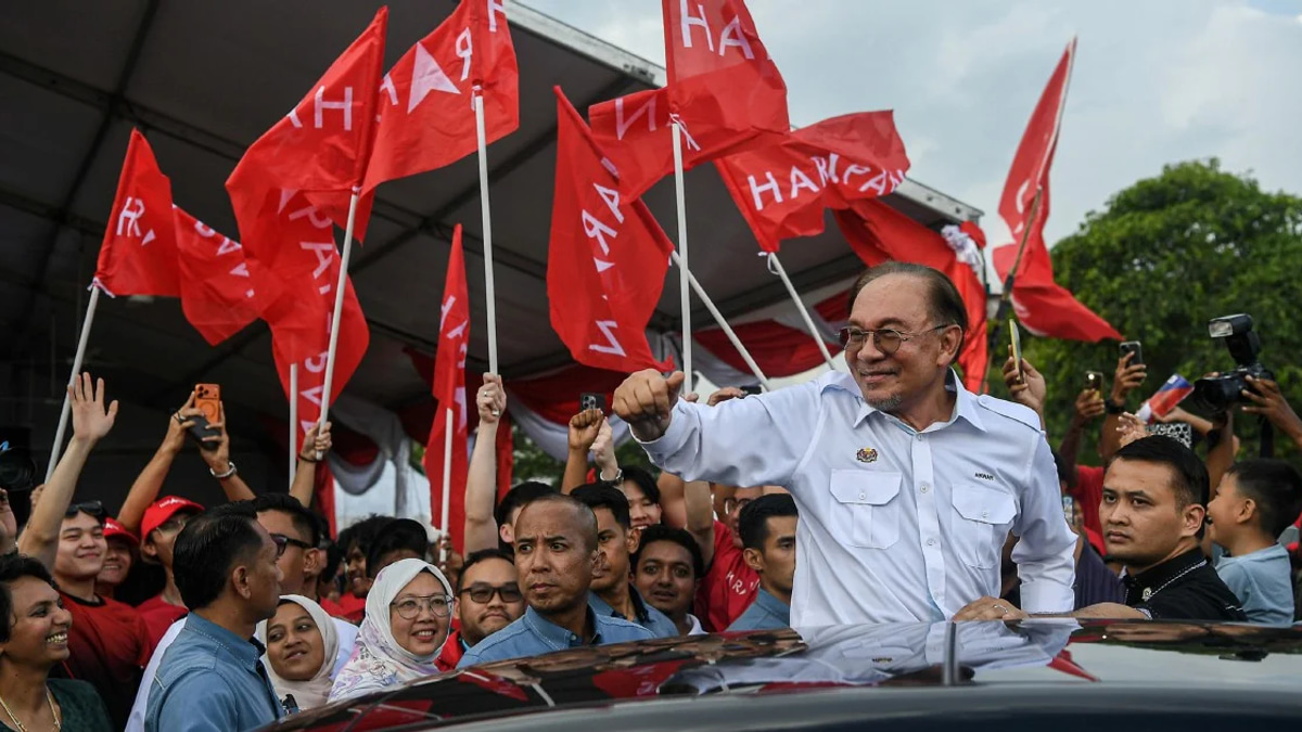 Anwar Urges Rivals to Respect Electoral Outcomes, Defends DAP Inclusion in Coalition