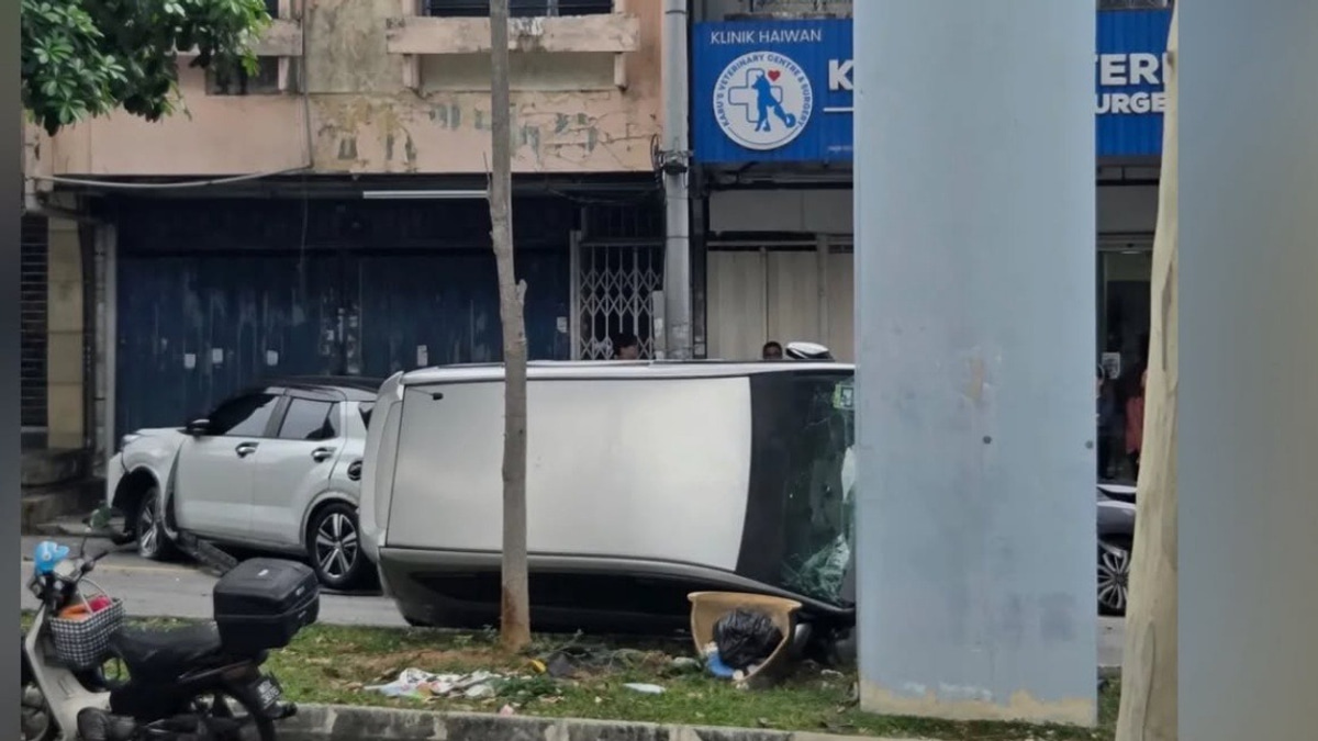Driver Suffers Medical Episode, Collides With Six Parked Cars in Cheras