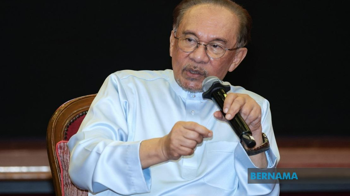 Anwar Escalates Felda Indonesia Crisis to Prabowo as Losses Near RM2.5 Billion