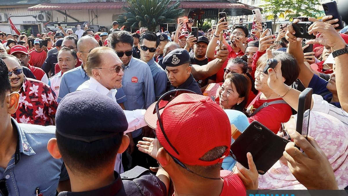 PM Anwar Ibrahim Meets Elderly Couple Who Travelled by Trishaw to Greet Him