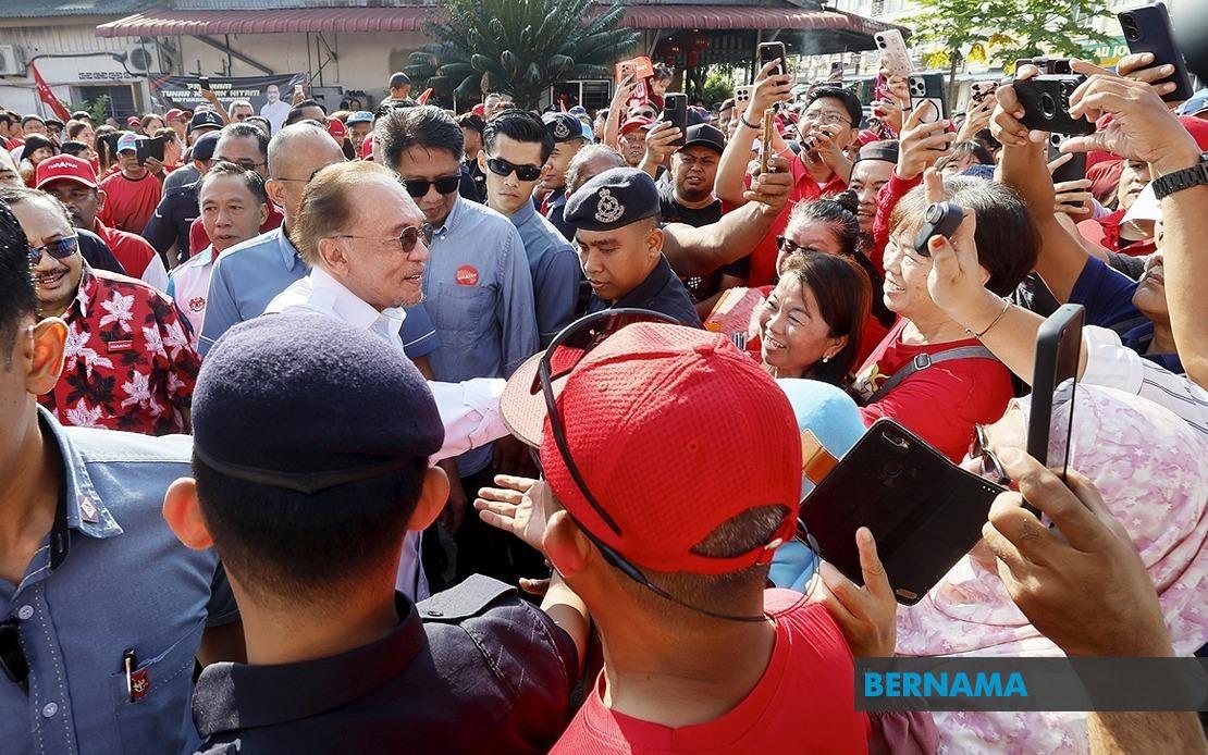 PM Anwar Ibrahim Meets Elderly Couple Who Travelled by Trishaw to Greet Him